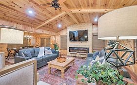 Modern Retreat With Deck, Hot Tub And Fire Pit!